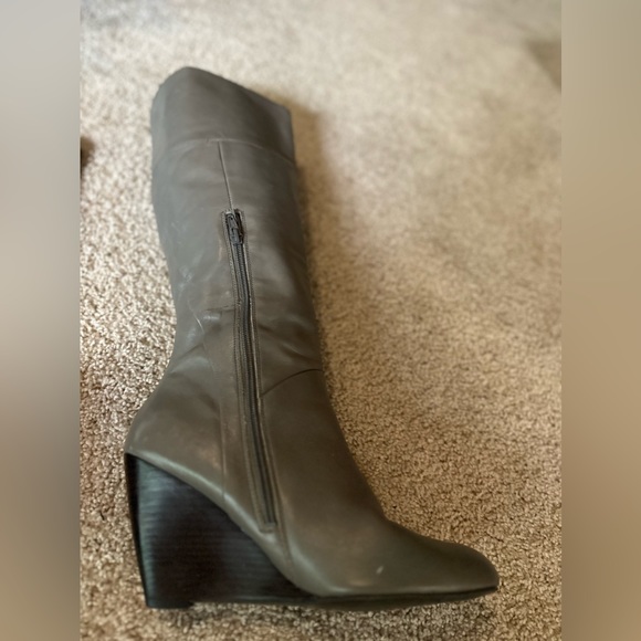 Gray leather Nine West tall wedge boots size 10 - Picture 4 of 5